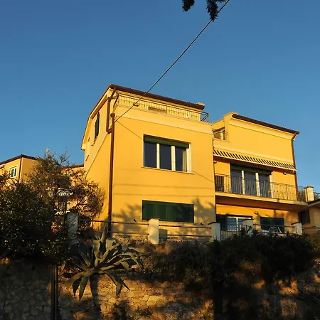 Il Golfo Artisti E Poeti Thea 住宿加早餐酒店