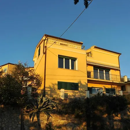 Frühstückspension Il Golfo Artisti E Poeti Thea Lerici