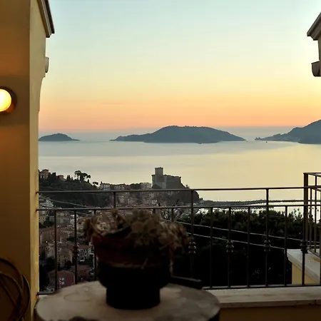 Il Golfo Artisti E Poeti Thea Frühstückspension